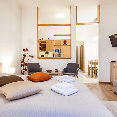 Downtown Charm With Balcony And Garden View Budapeste Exterior foto