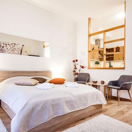 Downtown Charm With Balcony And Garden View Budapeste Exterior foto