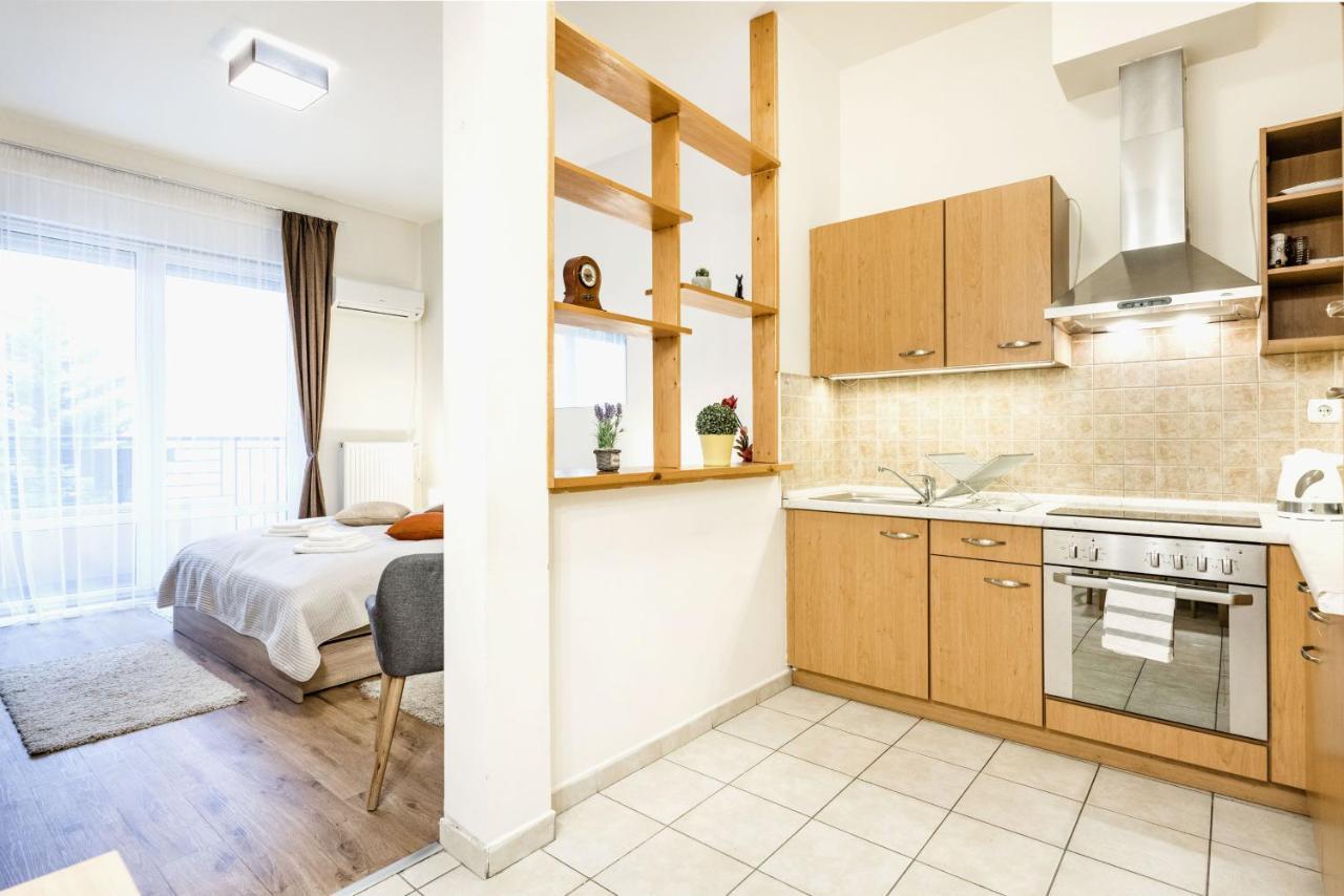 Downtown Charm With Balcony And Garden View Budapeste Exterior foto