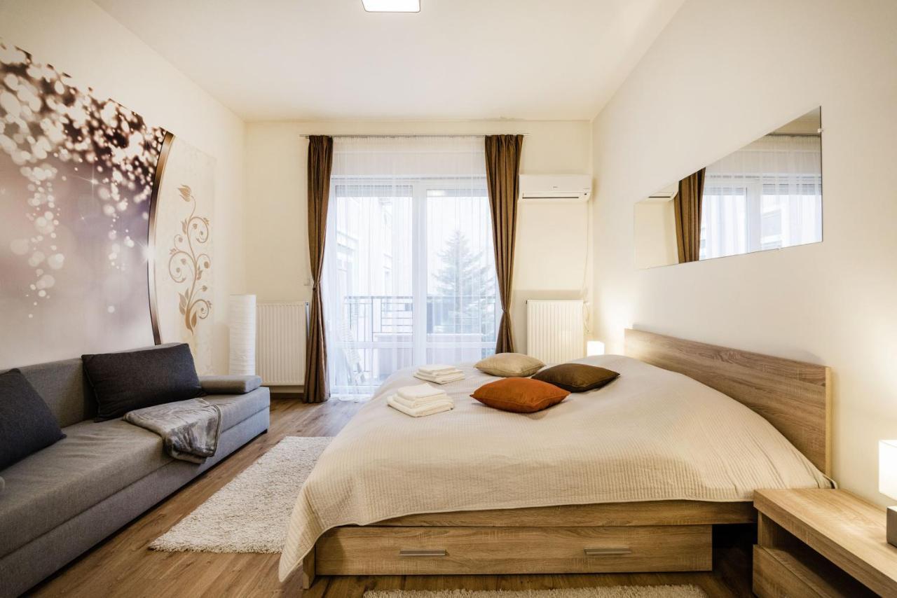 Downtown Charm With Balcony And Garden View Budapeste Exterior foto