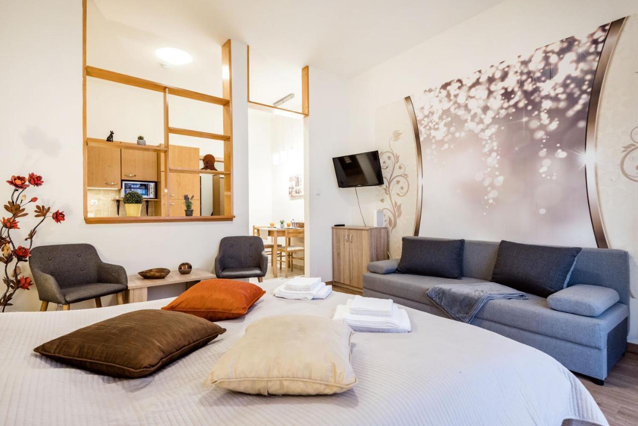 Downtown Charm With Balcony And Garden View Budapeste Exterior foto