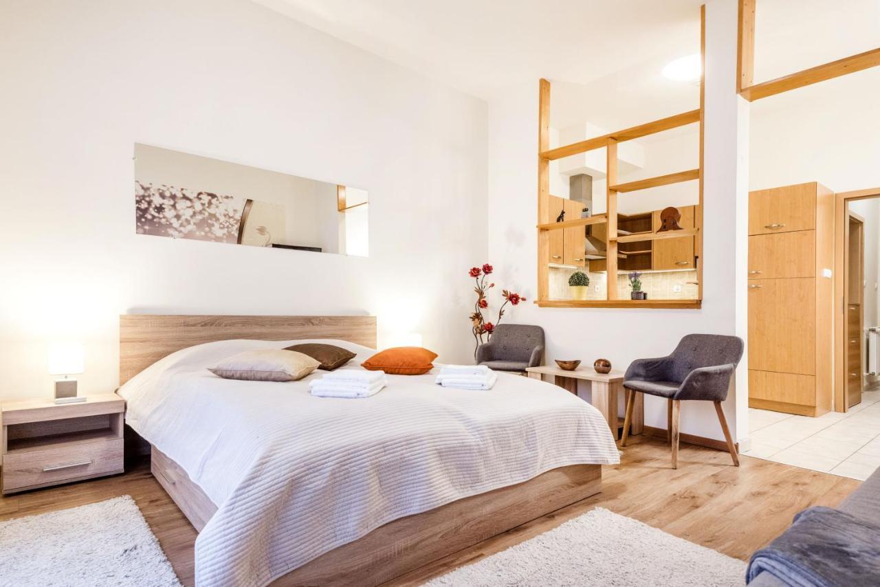 Downtown Charm With Balcony And Garden View Budapeste Exterior foto