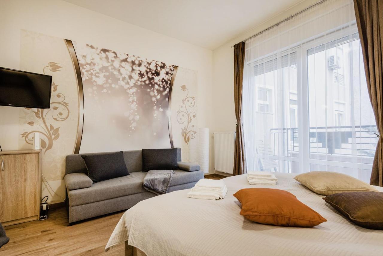 Downtown Charm With Balcony And Garden View Budapeste Exterior foto
